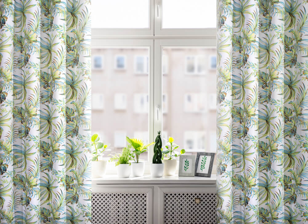 jak udekorować parapet w salonie