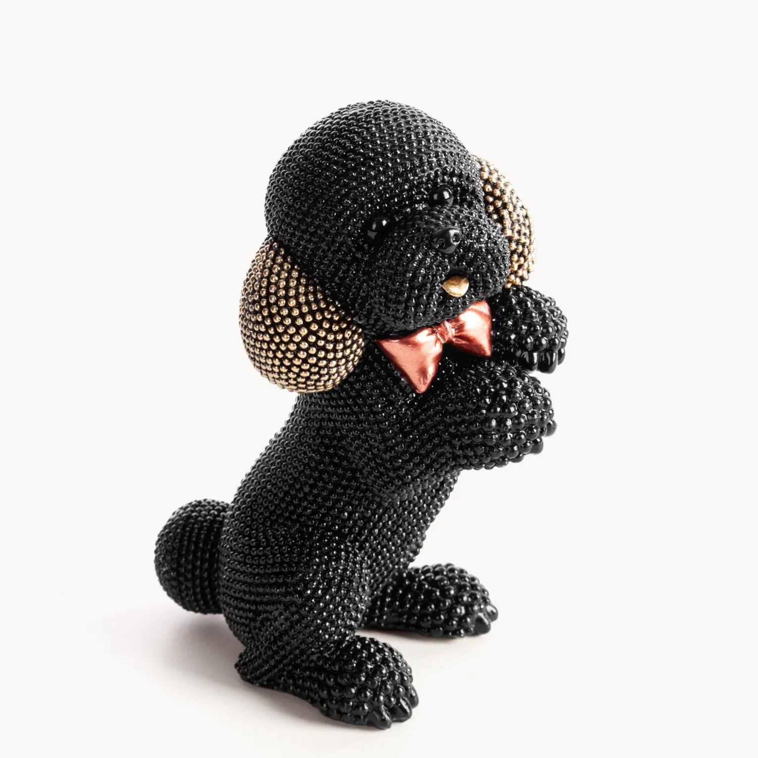 Figurka czarno-złota pies  o drobnym strukturalnym wzorze 10x7x15 cm ELDO