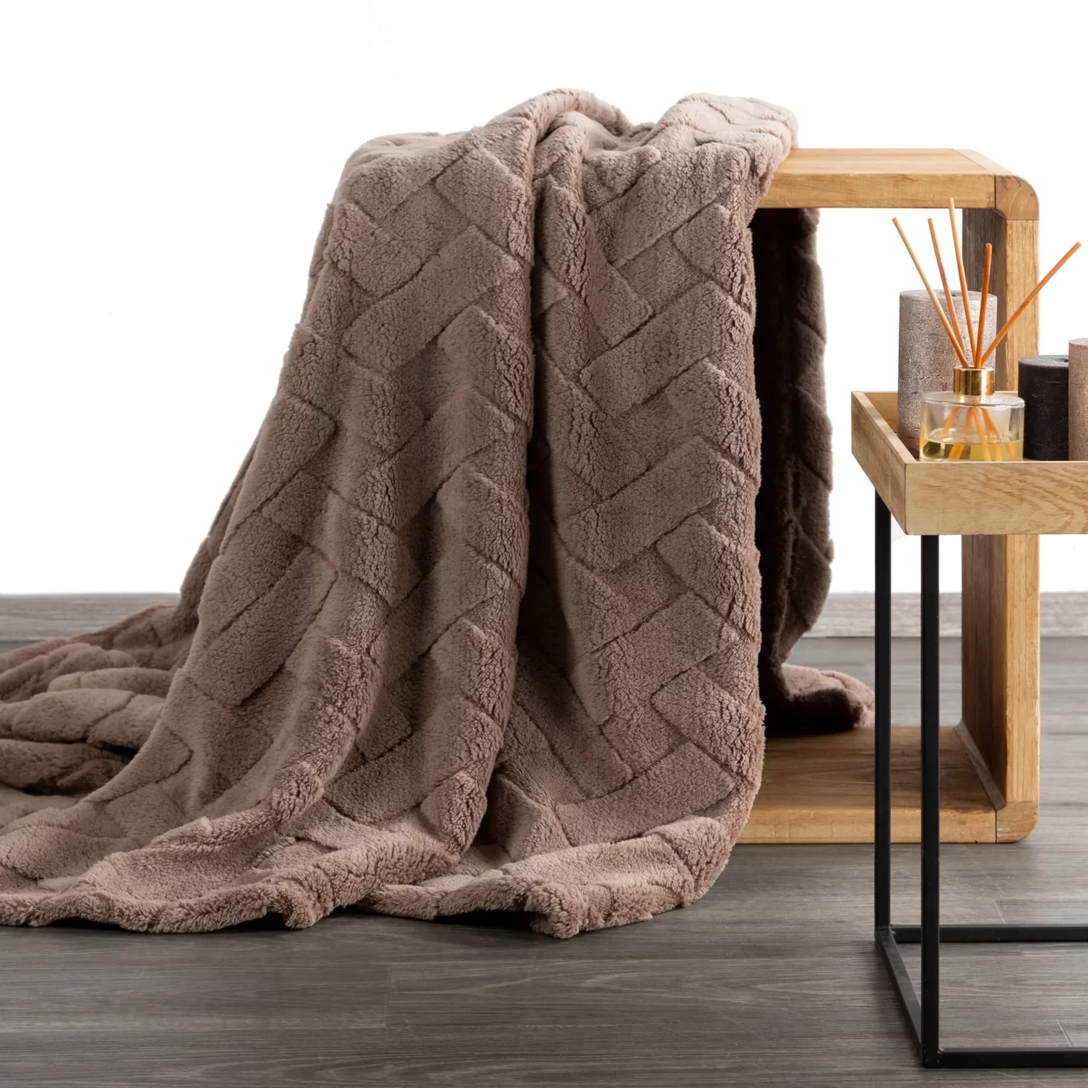 Koc flano 150x200 cm ciemnobeżowy zdobiony wytłaczanym wzorem CARO Design 91