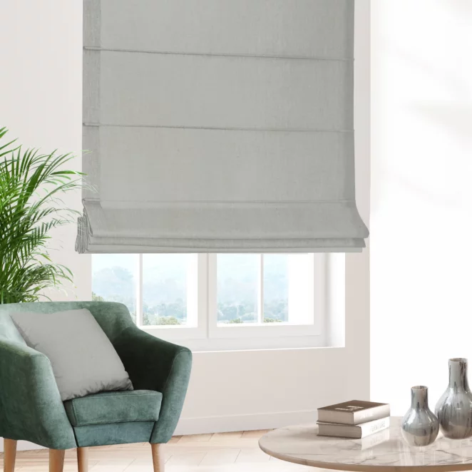 Roleta rzymska srebrna z tkaniny blackout zaciemniającej w 100% o naturalnej strukturze