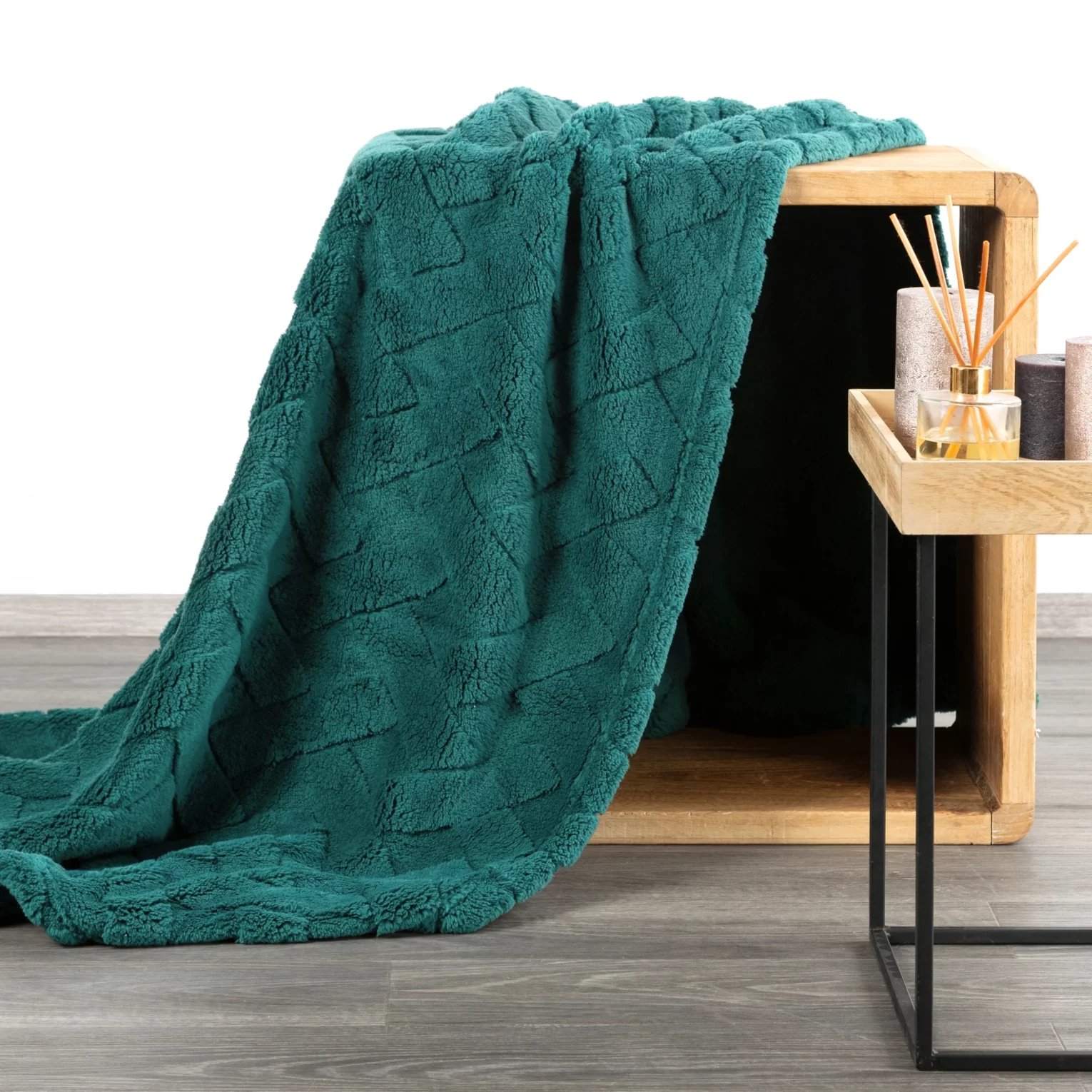 Koc flano 150x200 cm ciemnozielony zdobiony wytłaczanym wzorem CARO Design 91