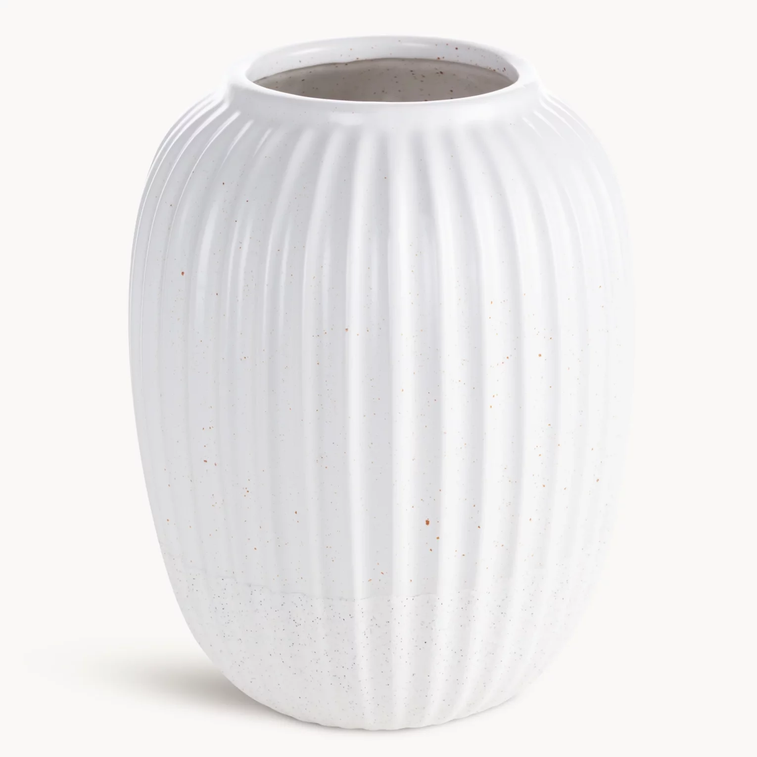 Wazon dekoracyjny biały zdobiony tłoczonym wzorem prążków 20x25 cm KAJLA