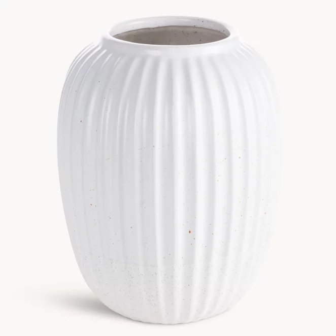 Wazon dekoracyjny biały zdobiony tłoczonym wzorem prążków 20x25 cm KAJLA