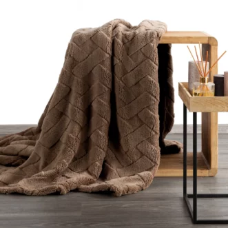 Koc flano 170x210 cm ciemnobrązowy zdobiony wytłaczanym wzorem CARO Design 91