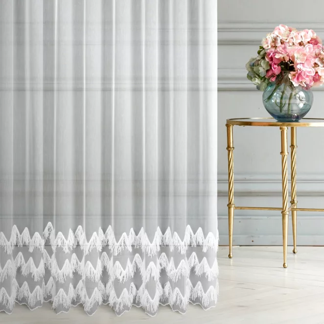 Firana szyta na taśmie 5 cm biała z delikatnej tkaniny typu aden zdobiona asymetrycznym frędzlowym haftem Italissima Eva Minge