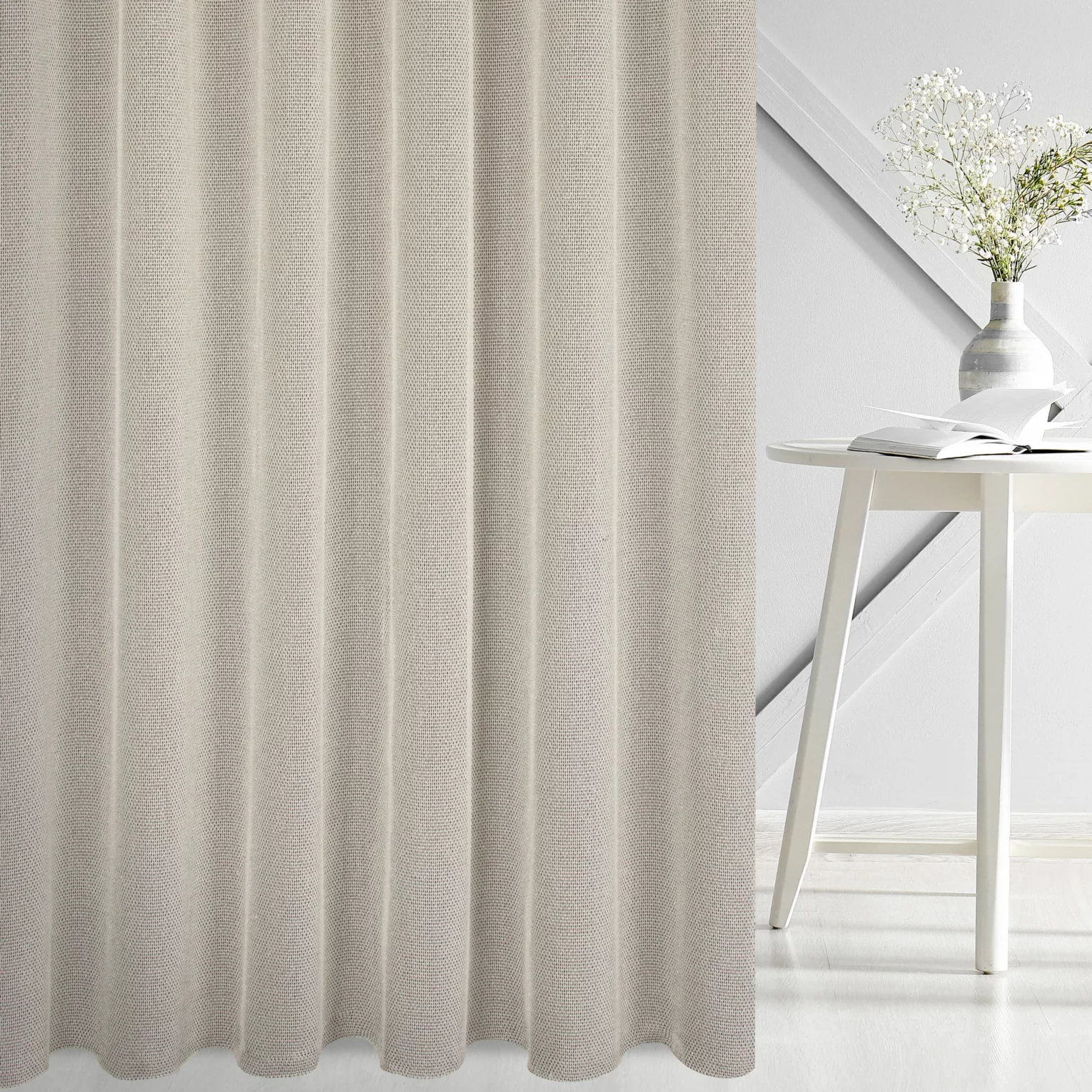Firana szyta na taśmie 5 cm naturalno srebrna z eleganckiej siatki w stylu glamour z połyskliwą nicią, wykończona obciążnikiem Italissima Eva Minge