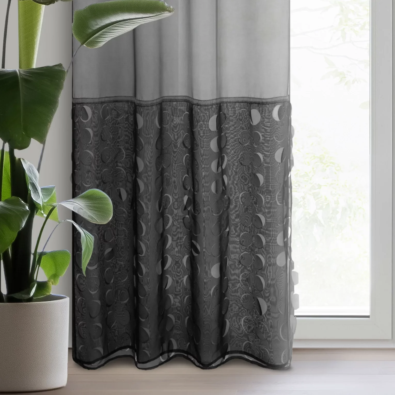 Firana czarna z delikatnego woalu zdobiona wycinanym laserowo wzorem 140x250 cm przelotka DEBORA