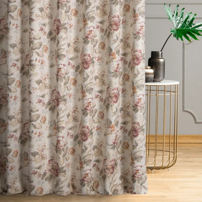 Zasłona szyta na taśmie 5 cm kremowo ceglasta z tkaniny z dodatkiem bawełny i nici metalicznej, o wzorze w kwiaty, zawiera 20% bawełny