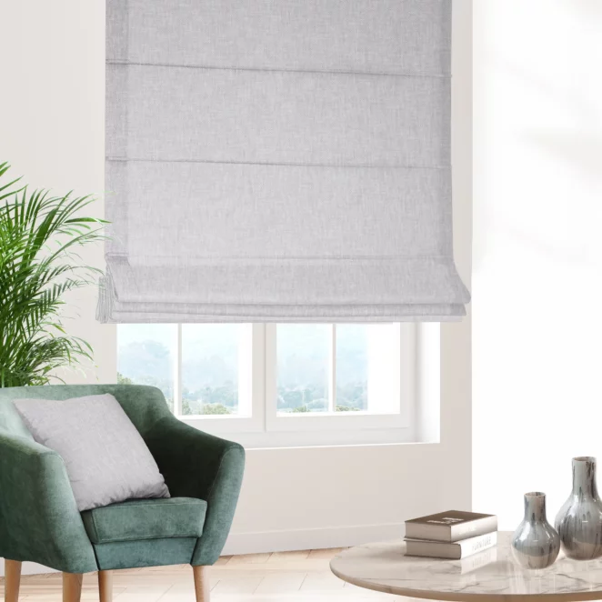Roleta rzymska CASSIA srebrna z miękkiej tkaniny o regularnym, luznym splocie,