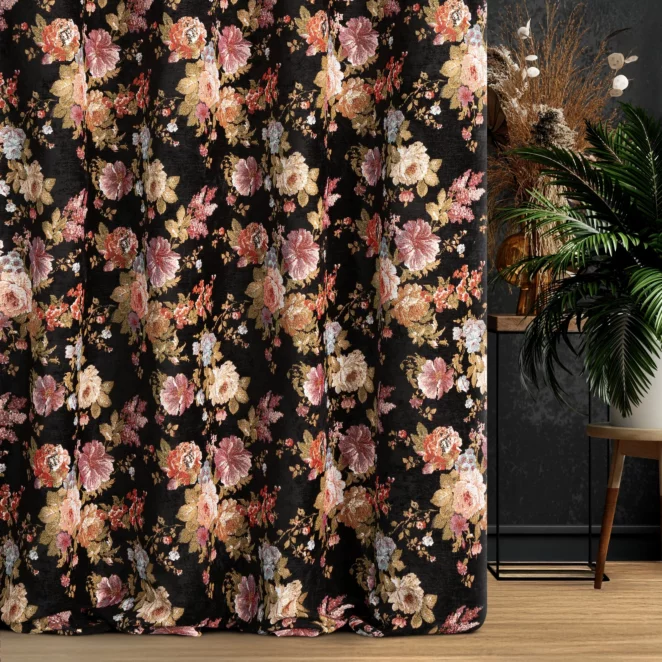 Zasłona szyta na taśmie 5 cm czarno bordowa z miękkiej tkaniny szenilowej-gobelinowej, w duży, kwiatowy wzór