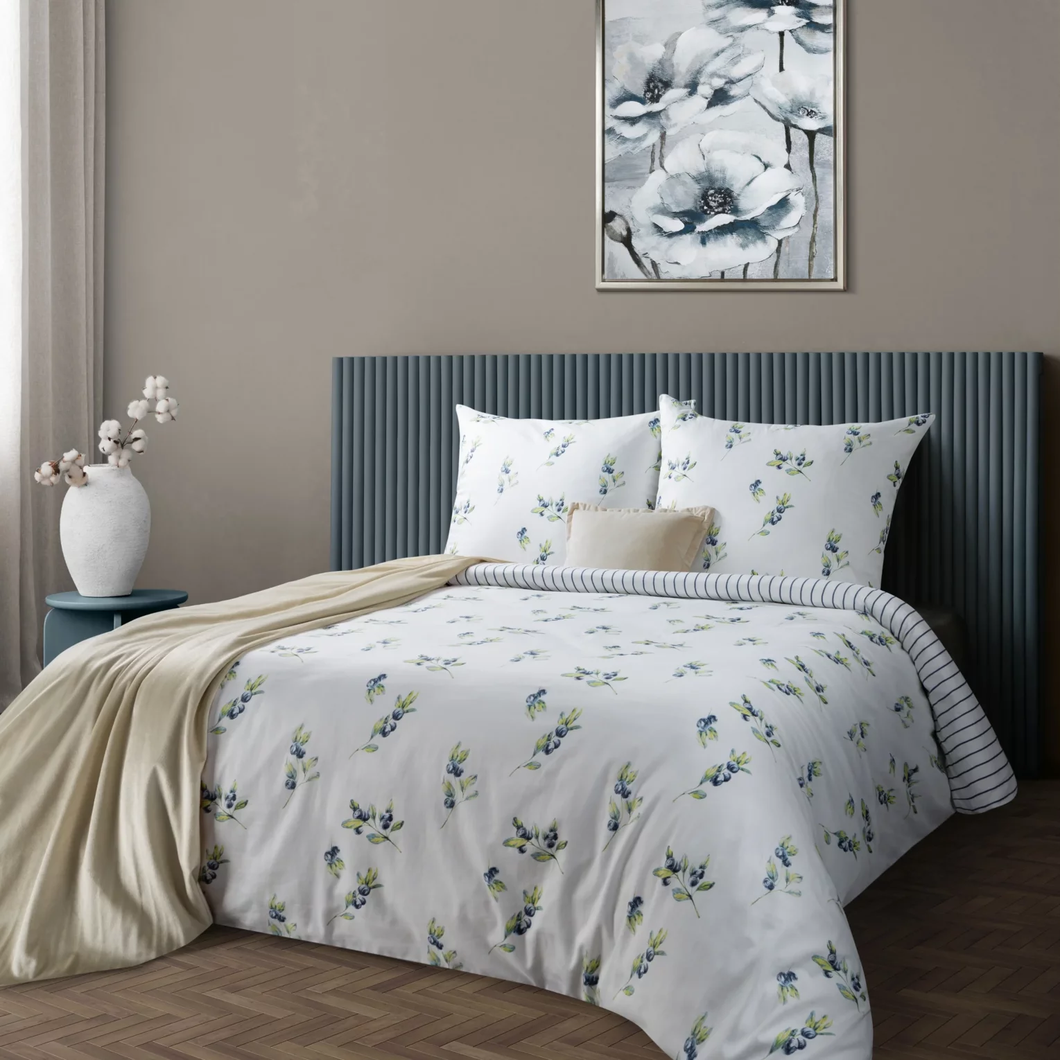 Pościel satynowa 160x200 cm komplet 3 częściowy kolor biało, granatowy zdobiona nadrukiem uroczych jagódek RAYA 4