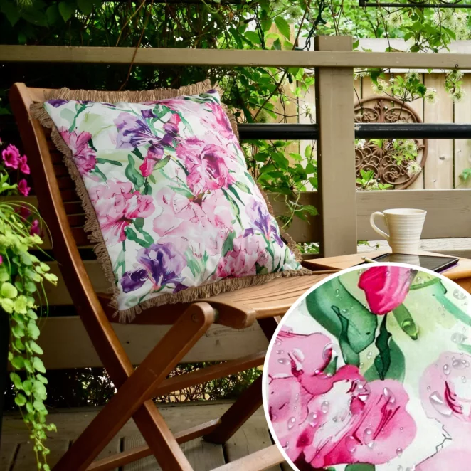 Poszewka na poduszkę 45x45 cm z tkaniny wodoodpornej różowo, fioletowa idealna na taras oraz balkon zdobiona nadrukiem kwiatów i frędzli GARDEN