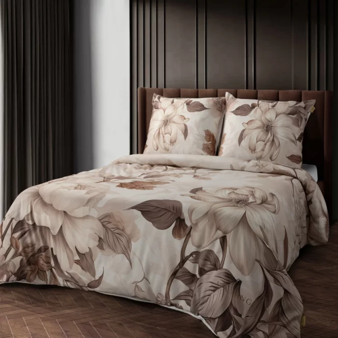 Pościel bawełniana z makosatyny 160x200 cm komplet 3 częściowy kolor ciemnobeżowo, brązowy z designerskim roślinnym nadrukiem  DAKOTA Eva Minge