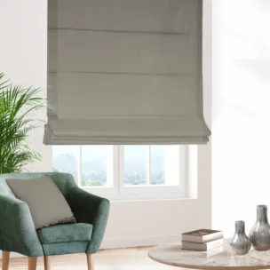 Roleta rzymska jasnobeżowa z tkaniny blackout zaciemniającej w 100% o naturalnej strukturze