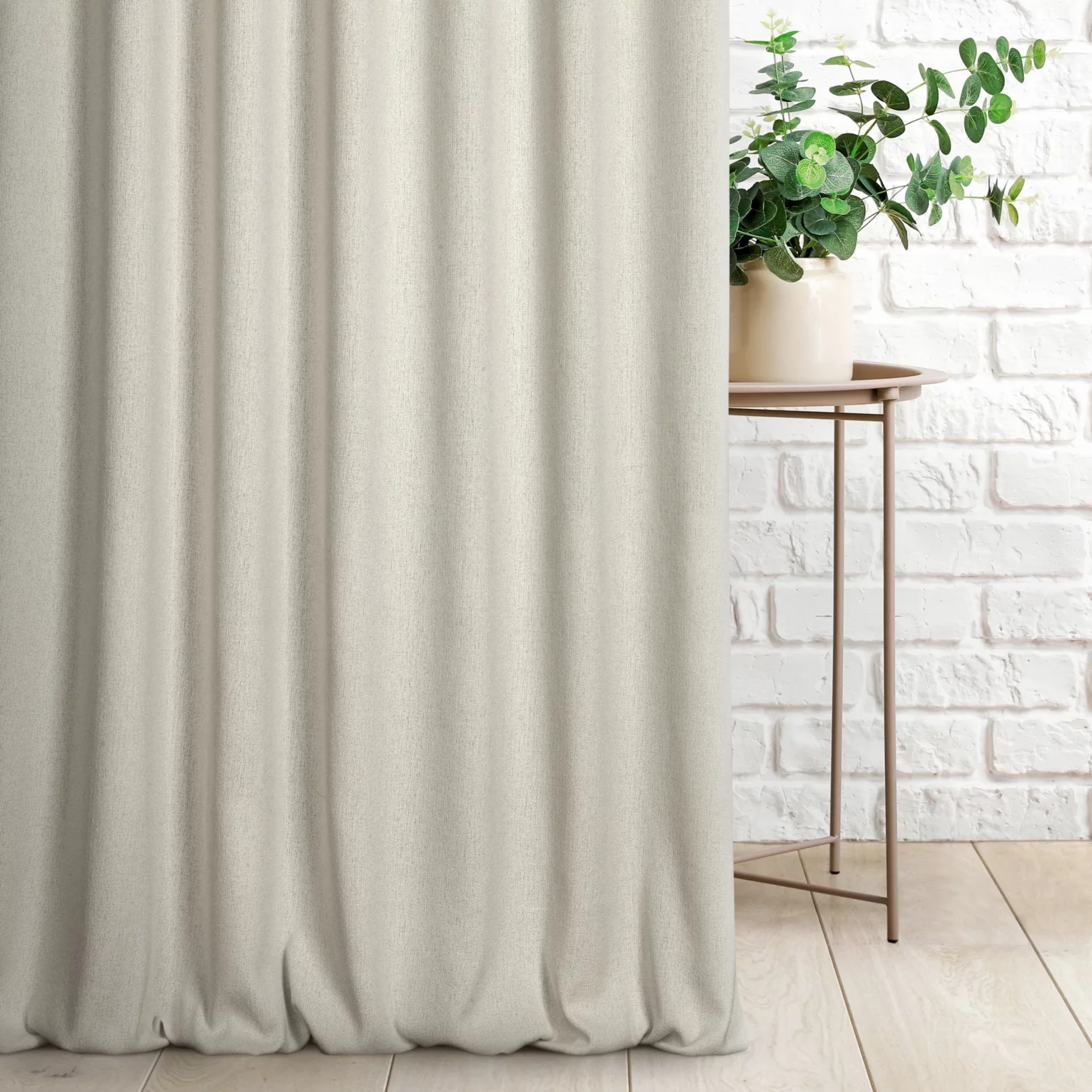 Zasłona szyta na taśmie 5 cm kremowa z tkaniny o grubym splocie i efektem melanżu