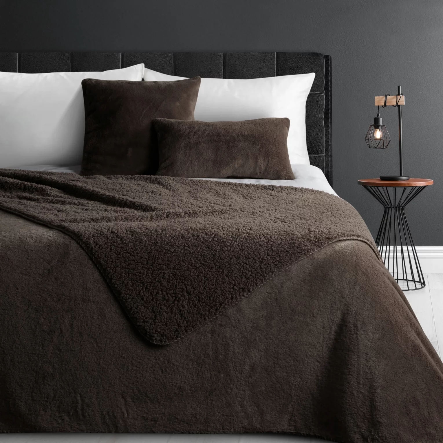 Narzuta dwustronna z przyjemnego futerka i tkaniny barankowej ciemnobrązowa 170x210 cm NINA Eurofirany Premium