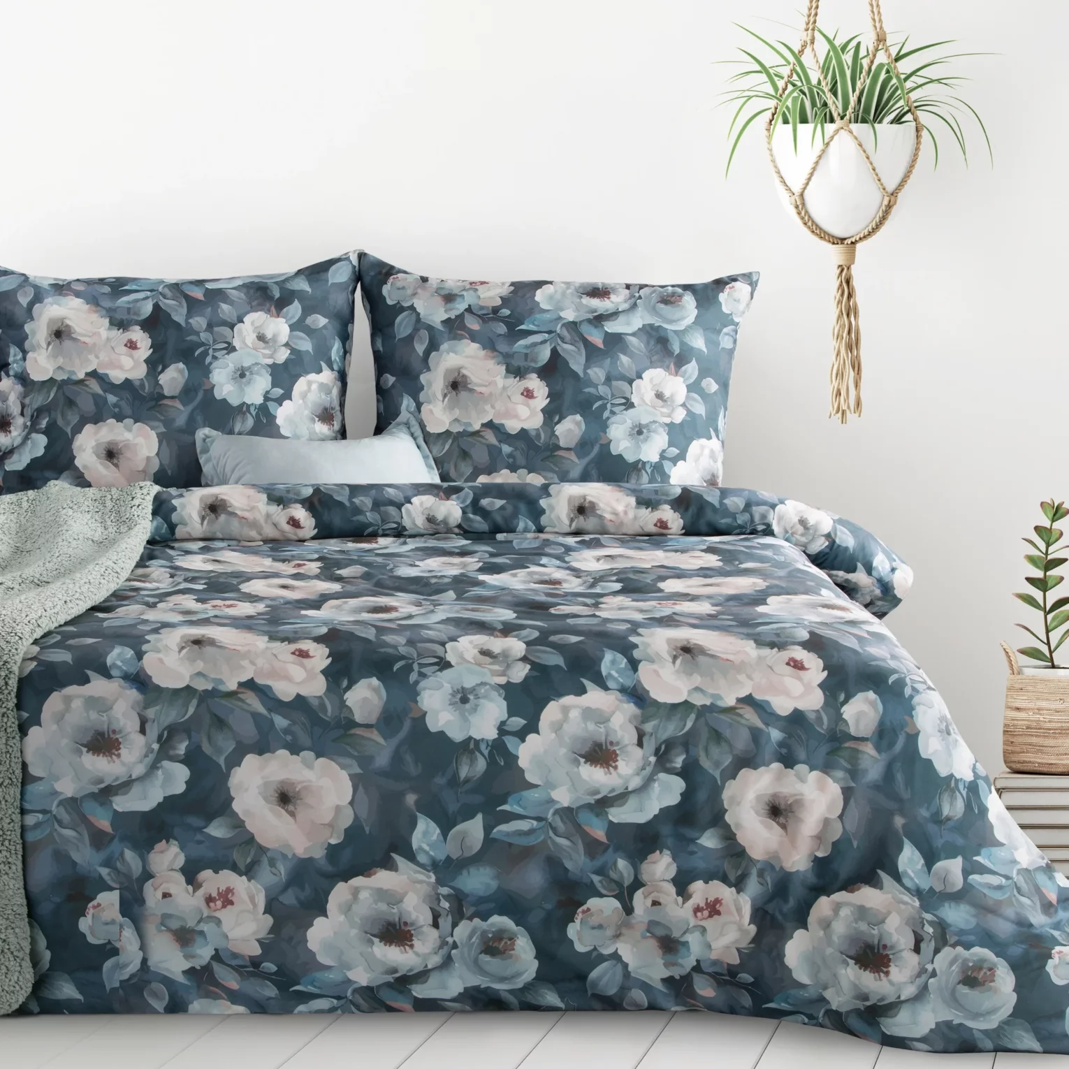 Pościel 220x200 cm komplet 3 częściowy  kolor ciemnogranatowy, jasnoniebieski z motywem kwiatów KIRA Design 91