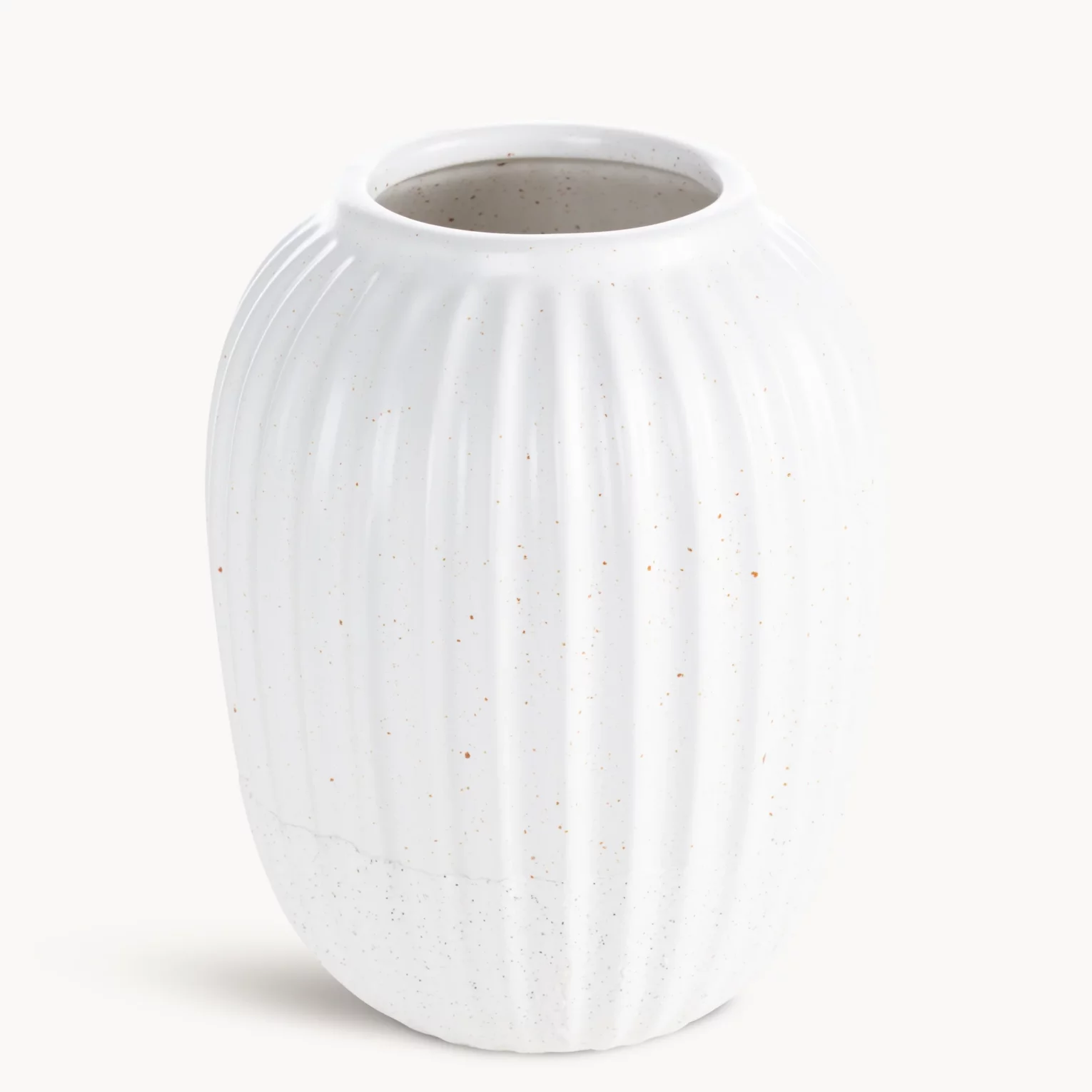Wazon dekoracyjny biały zdobiony tłoczonym wzorem prążków 17x21 cm KAJLA