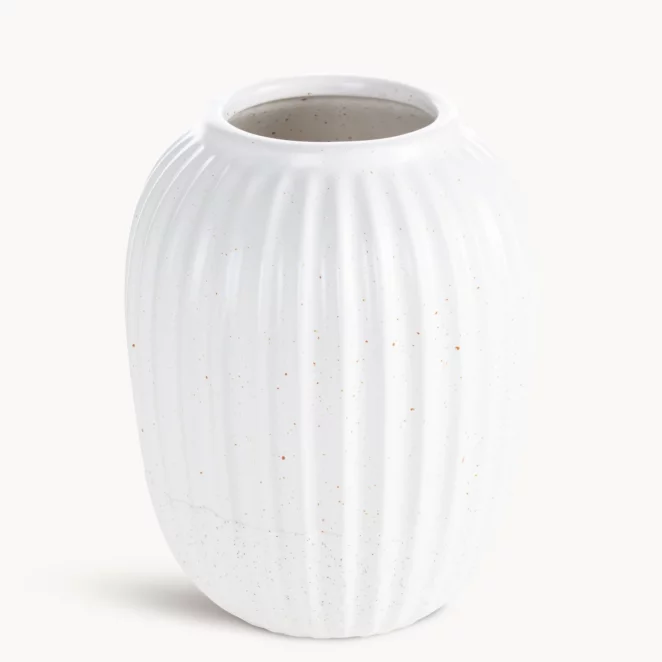 Wazon dekoracyjny biały zdobiony tłoczonym wzorem prążków 17x21 cm KAJLA