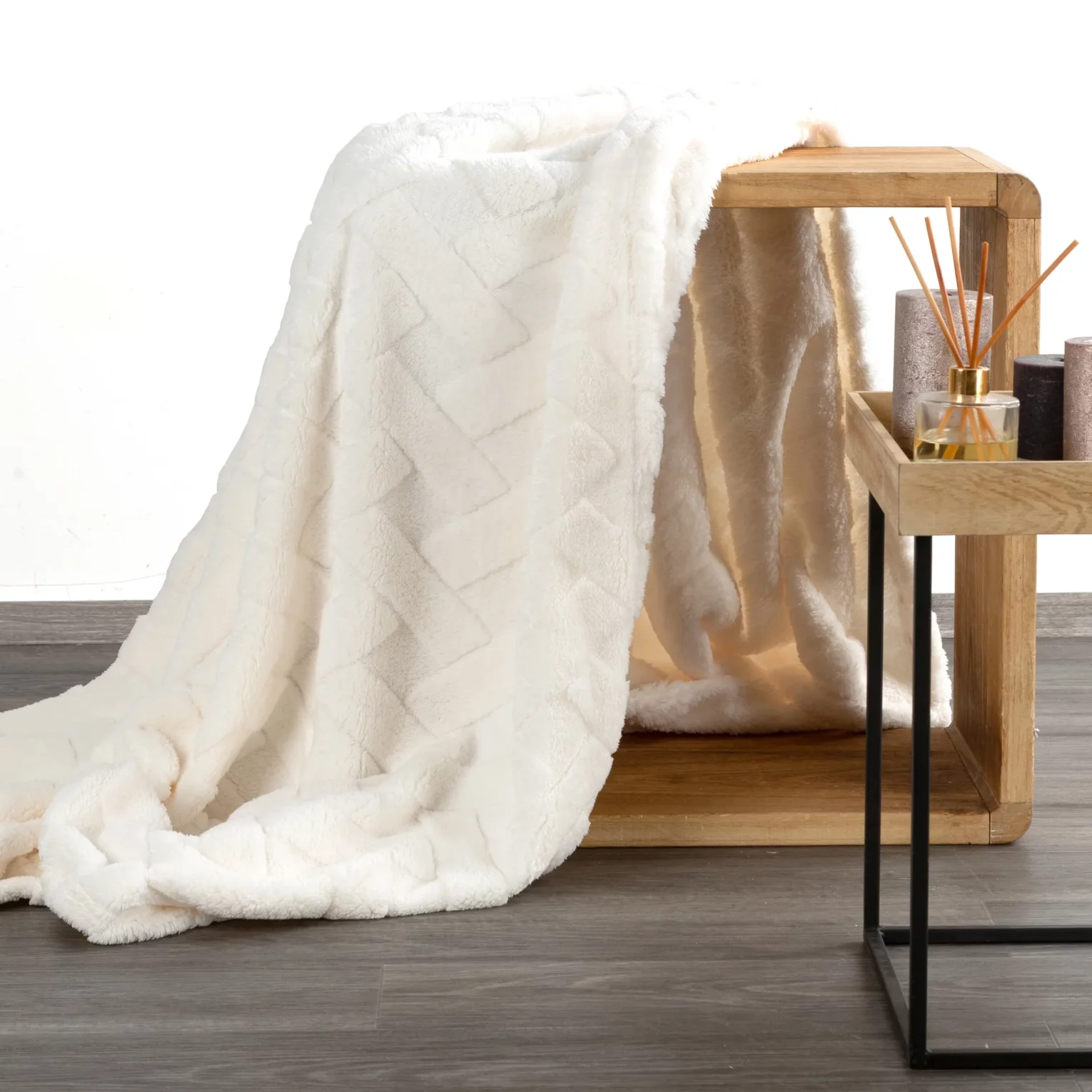 Koc flano 200x220 cm kremowy zdobiony wytłaczanym wzorem CARO Design 91