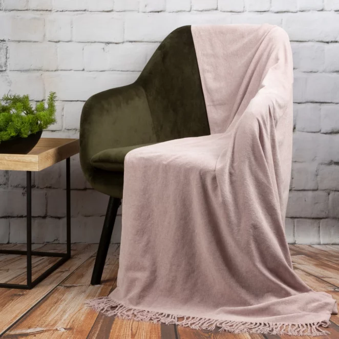 Koc akrylowy 130x170 cm różowy miękki w dotyku z drobnym strukturalnym wzorem i frędzlami AKRYL 4 Eurofirany Premium