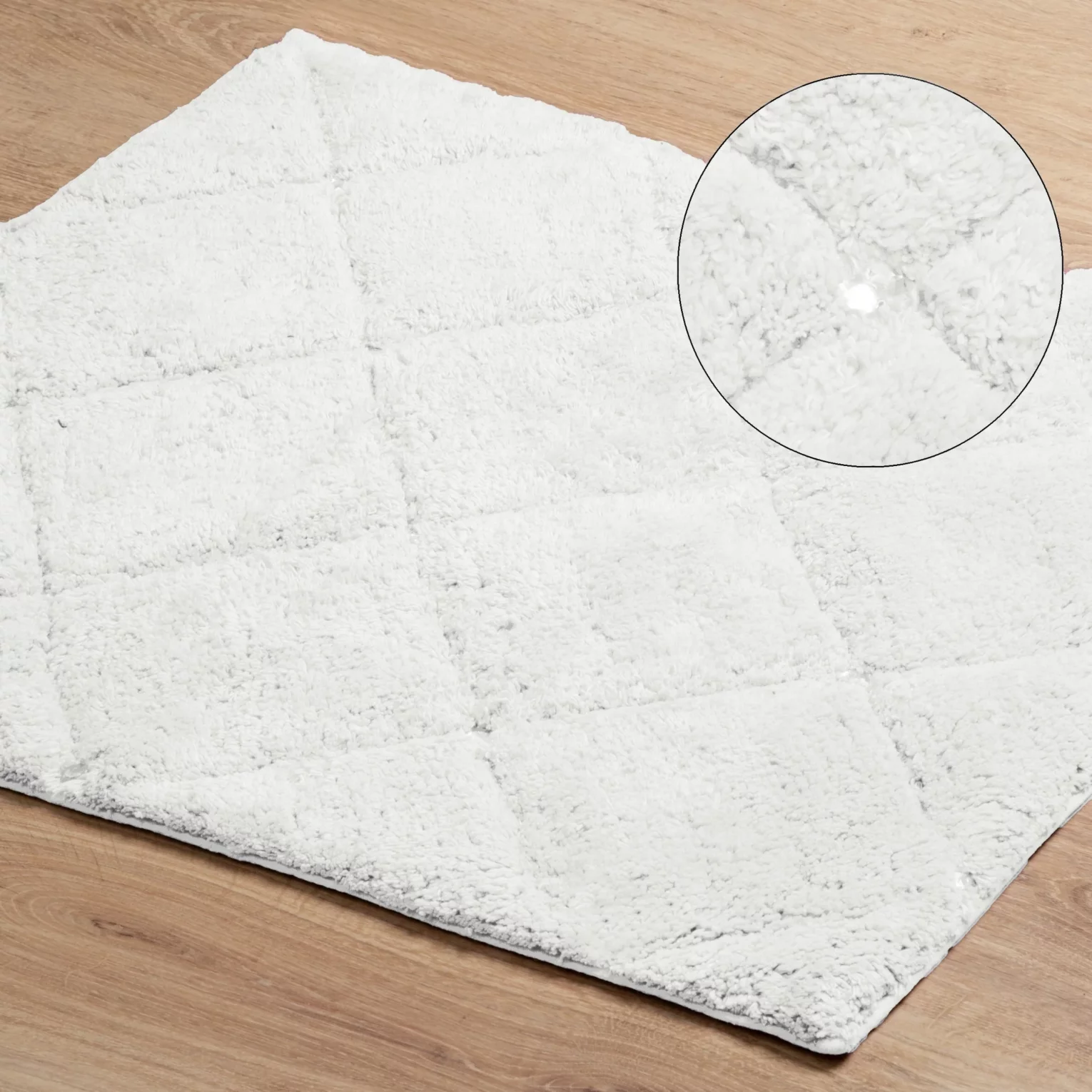 Dywanik łazienkowy bawełniany zdobiony geometrycznym wzorem z kryształkami 60x90 cm CHIC