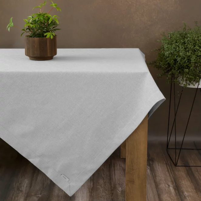 Obrus srebrny 140x220 cm o płóciennym splocie BIANCA 1 z dodatkiem błyszczącej nici wykończony podwójną listwą na brzegach
