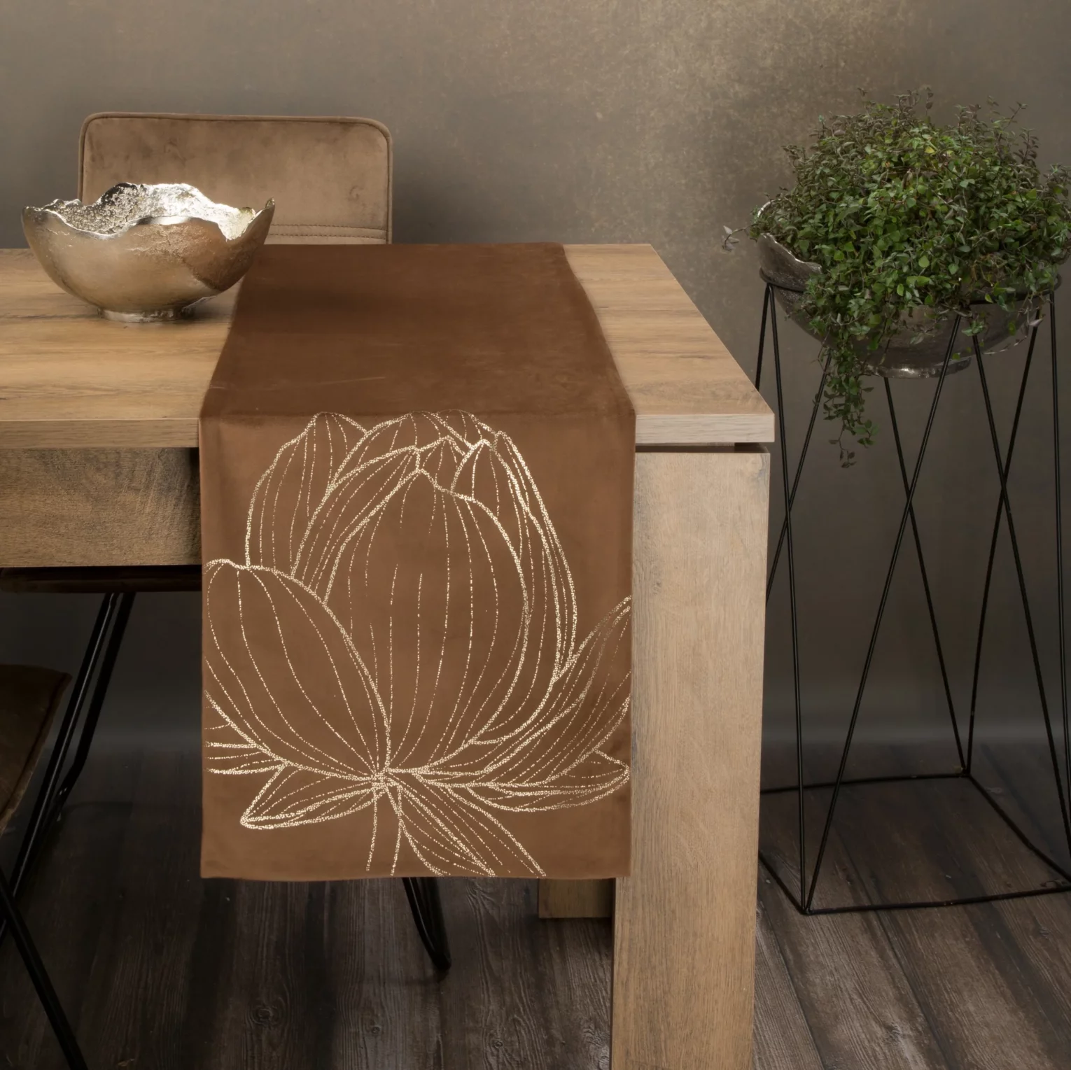 Bieżnik na stół brązowo, złocisty 35x220 cm welwetowy BLINK 12 z dużym wzorem kwiatu lotosu