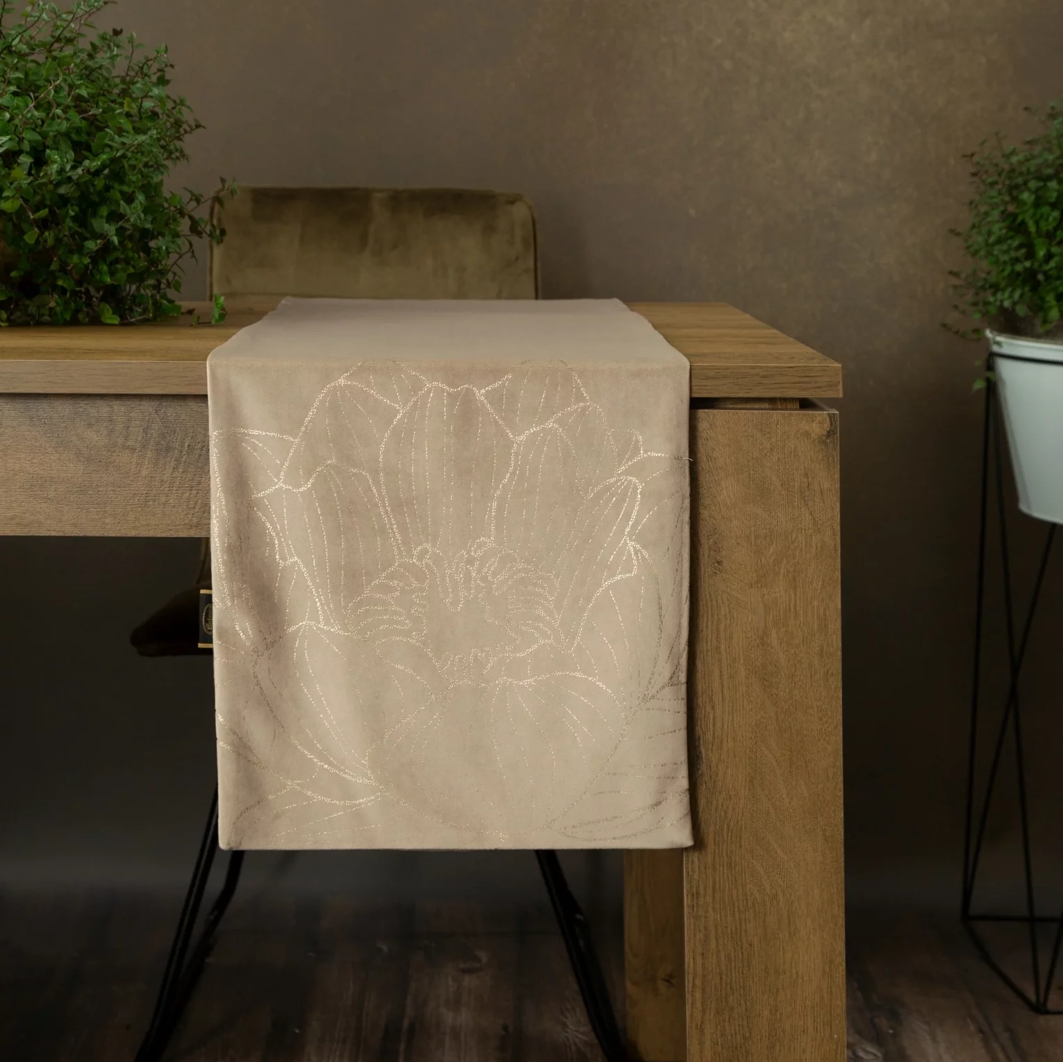 Bieżnik na stół beżowo, złocisty 35x140 cm welwetowy BLINK 13 z dużym wzorem lilii wodnej