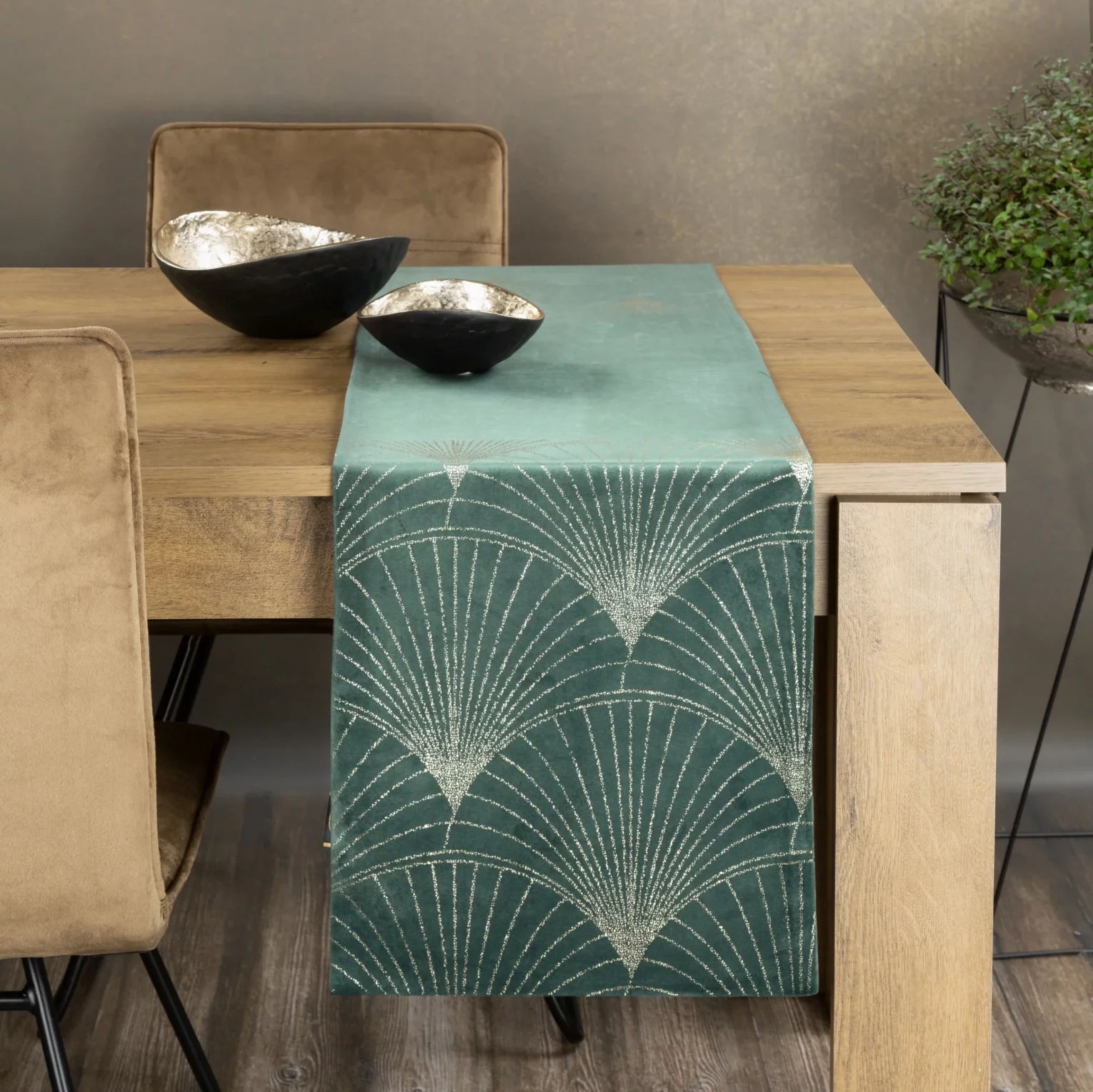 Bieżnik na stół ciemnomiętowo, złoty 35x140 cm welwetowy BLINK 14 z dużym wzorem wachlarzy w stylu art deco