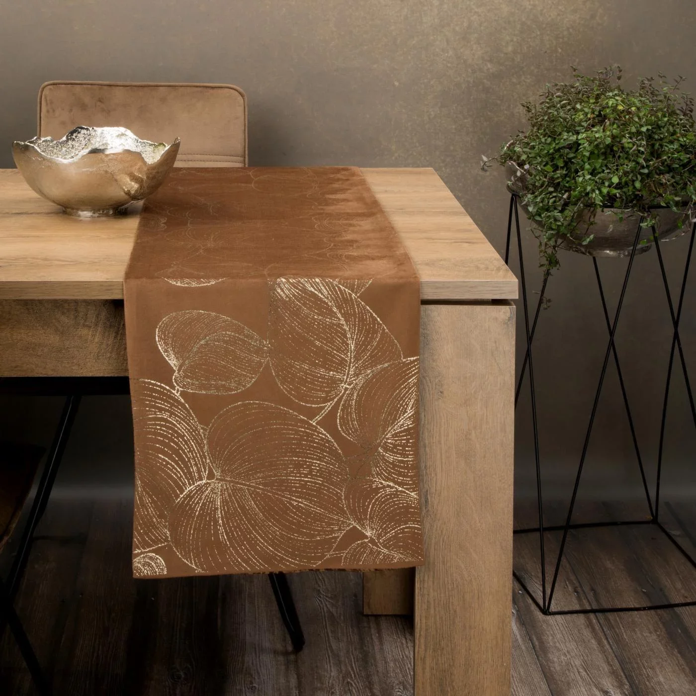 Bieżnik na stół brązowo, złocisty 35x140 cm welwetowy BLINK 16 z dużym wzorem liści
