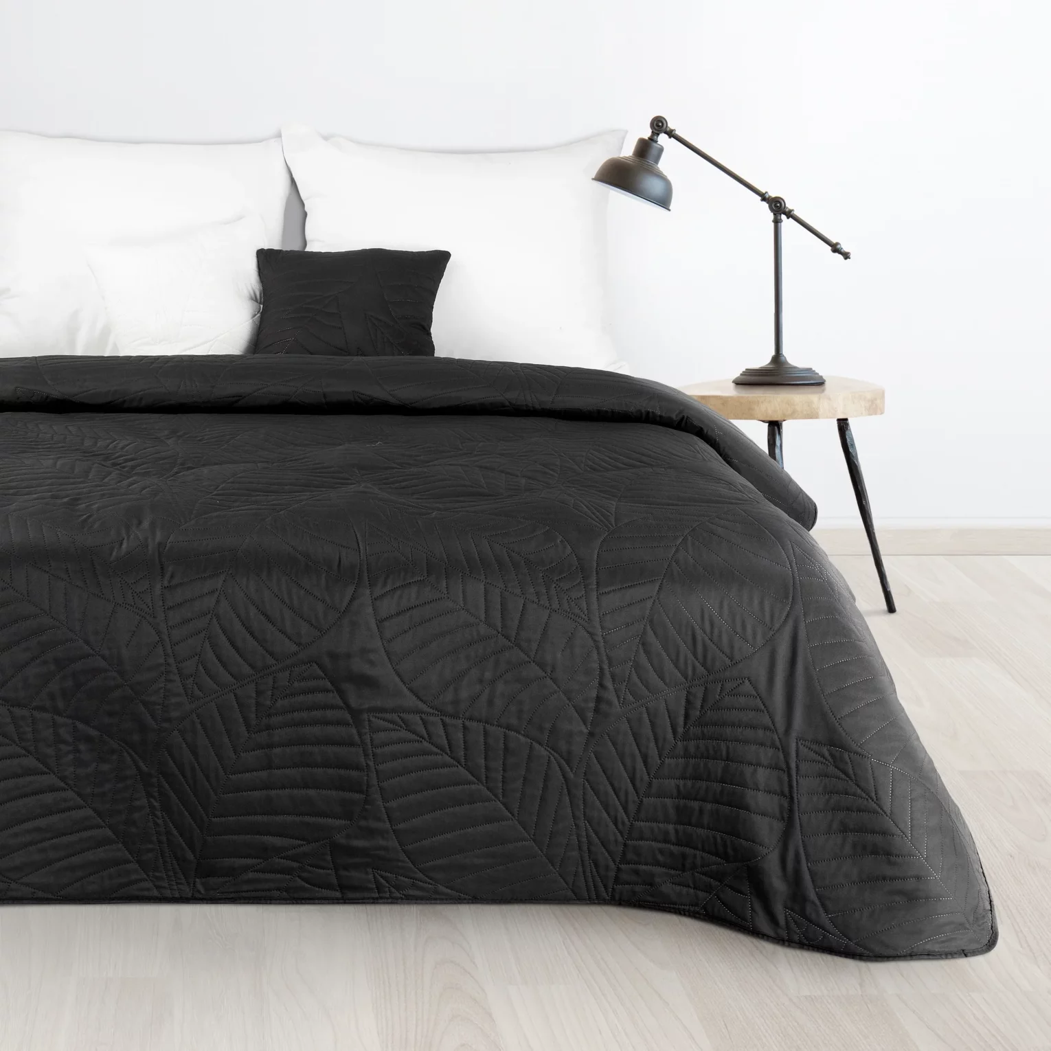 Narzuta czarna 170x210 cm z motywem liści wytłaczanym techniką hot press BONI 6 Design 91