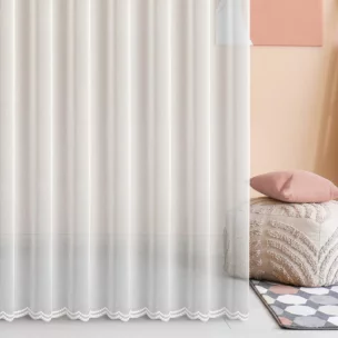 Firana szyta na taśmie 5 cm biała z tkaniny z efektem deszczyku zdobionej haftem u dołu