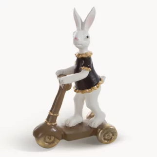 Wielkanocna figurka zajączka na hulajnodze