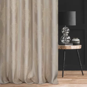 Zasłona szyta na taśmie 5 cm jasnobeżowa z eleganckiej tkaniny w duży ornamentowy wzór