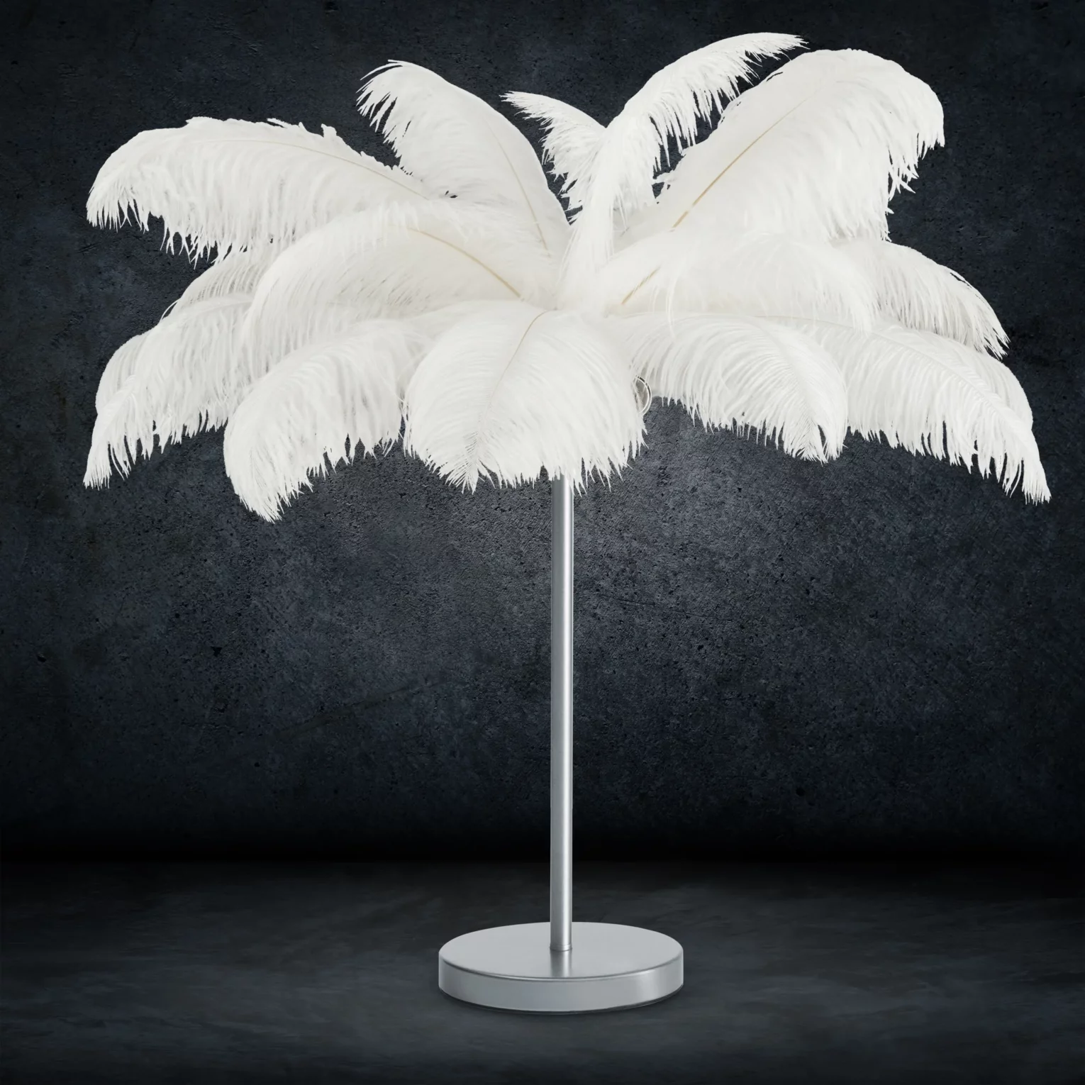 Lampa stojąca do salonu srebrno, biała na metalowej podstawie z niezwykle efektownym abażurem z naturalnych strusich piór 65 x 65 x 68 cm FERI