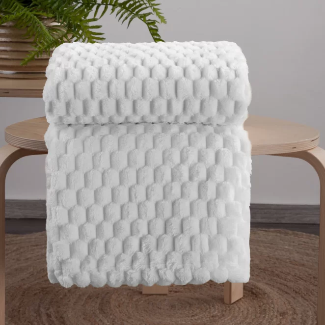 Koc 130x160 cm biały bardzo miękki i miły w dotyku z wytłaczanym wzorem 3D CINDY 6 Design 91
