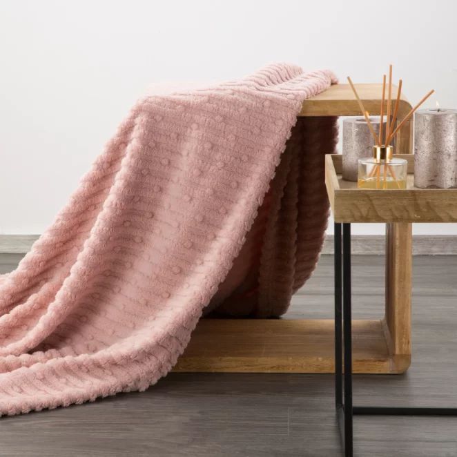Koc 150x200 cm pudrowy róż z wytłaczanym wzorem pasów LISA Design 91