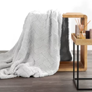 Koc flano 150x200 cm srebrny zdobiony wytłaczanym wzorem CARO Design 91