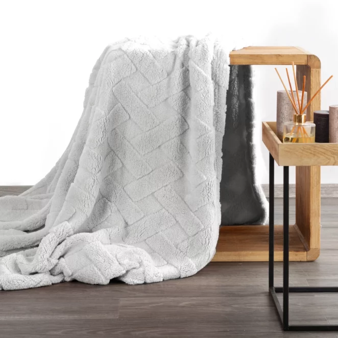 Koc flano 150x200 cm srebrny zdobiony wytłaczanym wzorem CARO Design 91