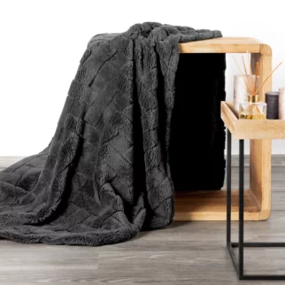 Koc flano 150x200 cm stalowy zdobiony wytłaczanym wzorem CARO Design 91