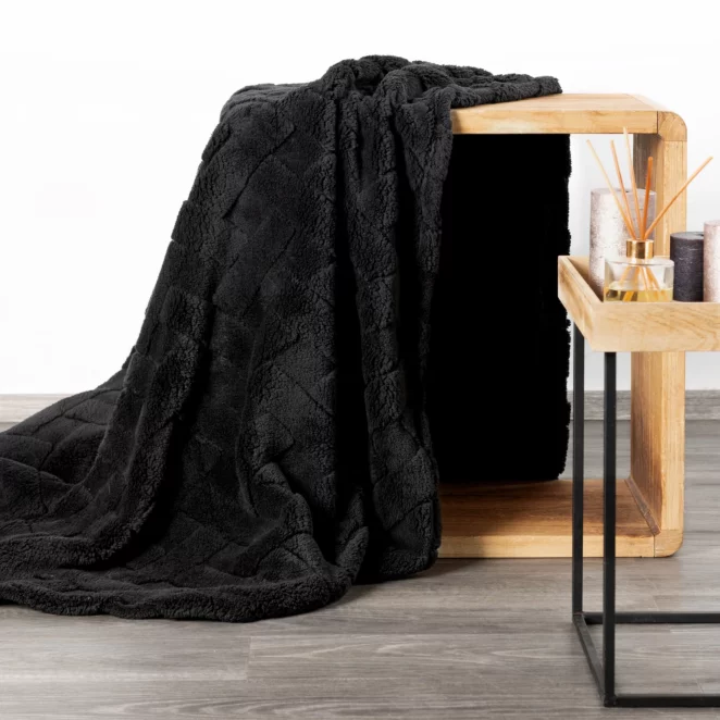 Koc flano 150x200 cm czarny zdobiony wytłaczanym wzorem CARO Design 91