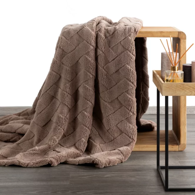 Koc flano 170x210 cm ciemnobeżowy zdobiony wytłaczanym wzorem CARO Design 91