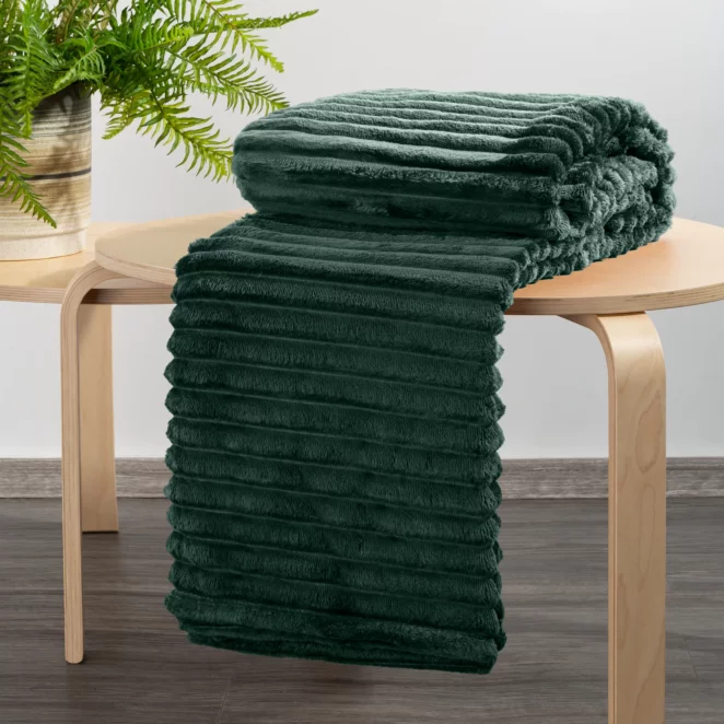 Koc flano 170x210 cm ciemnozielony zdobiony wytłaczanym wzorem z efektem 3D SOFT Design 91