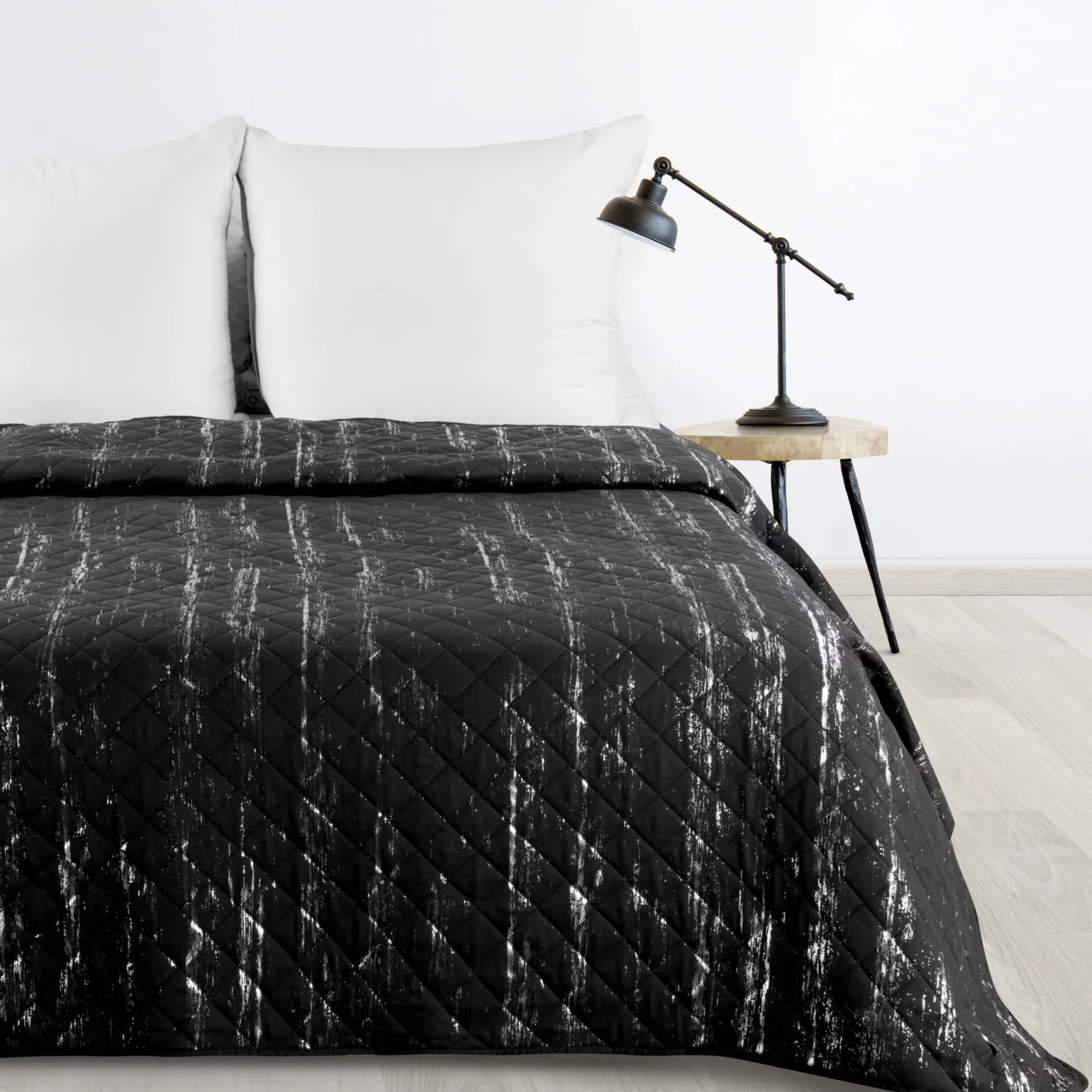 Narzuta czarno, srebrna 200x220 cm zdobiona przecieranym wzorem i pikowana metodą hot press BLINK 1 Design 91