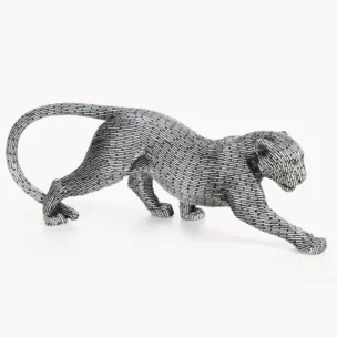 Figurka srebrna w kształcie geparda z metaliczną geometryczną strukturą 34x8x12 cm ZURI