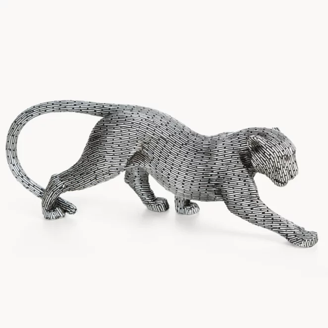 Figurka srebrna w kształcie geparda z metaliczną geometryczną strukturą 34x8x12 cm ZURI
