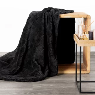 Koc flano 200x220 cm czarny zdobiony wytłaczanym wzorem CARO Design 91