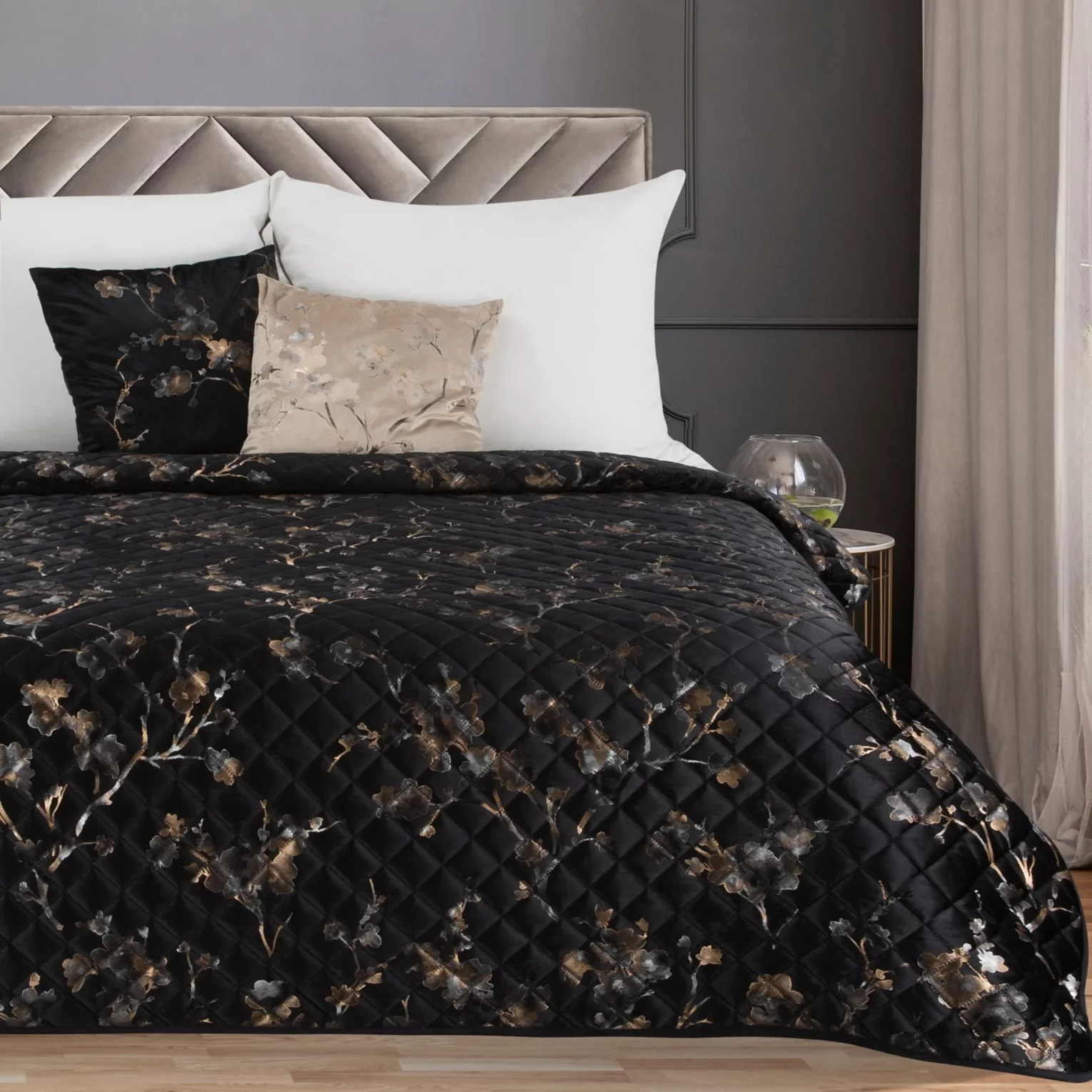 Narzuta welwetowa czarno, złota 170x210 cm zdobiona nadrukiem kwiatu jabłoni BLINK 5 Eurofirany Premium