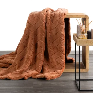 Koc flano 150x200 cm ceglasty zdobiony wytłaczanym wzorem CARO Design 91